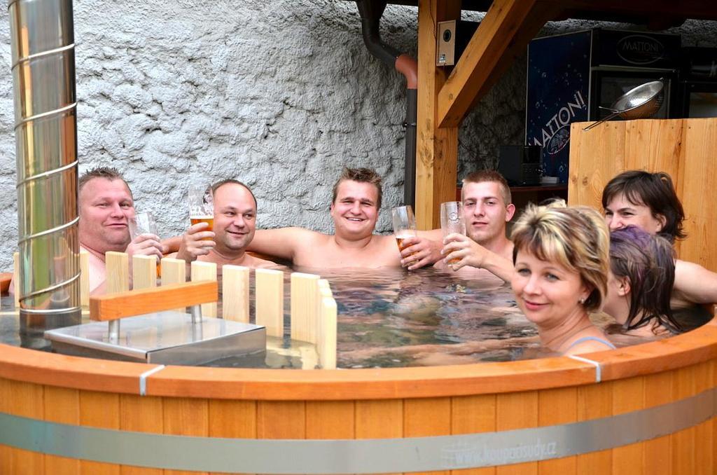 Отель Statek 3 - Wellness & Spa Глубока-над-Влтавой Экстерьер фото